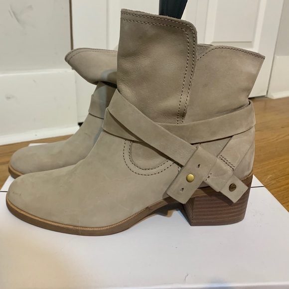 UGG Shoes - UGG Elora  1019148 Tan Stacked Heel Ankle Bootie